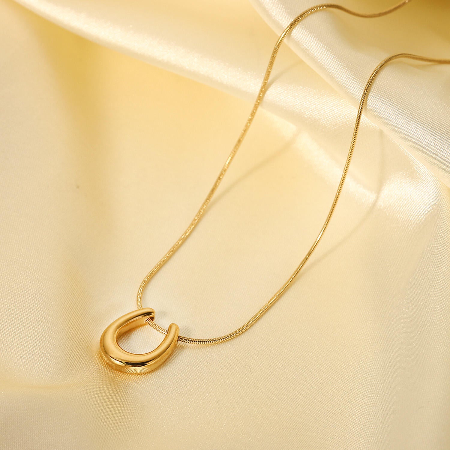 Kiara U-shaped Pendant Necklace